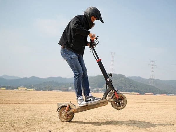 ¿Por dónde deben circular los patinetes eléctricos? Aprende a evitar las multas